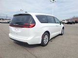 New 2025 Chrysler Pacifica Select image 4