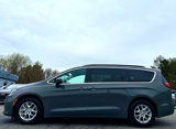 Used 2022 Chrysler Pacifica Touring-L image 4