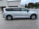 Used 2024 Chrysler Pacifica Touring-L image 2