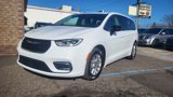 Used 2024 Chrysler Pacifica Touring-L image 4