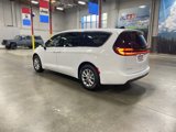 New 2025 Chrysler Pacifica Select image 3