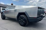 Used 2024 Tesla Cybertruck AWD Crew Cab image 4