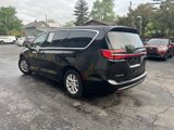 Used 2023 Chrysler Pacifica Touring-L image 4