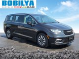 Used 2024 Chrysler Pacifica Select image 2