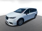 Used 2024 Chrysler Pacifica Touring-L image 2