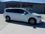 Used 2023 Chrysler Pacifica Touring-L image 2