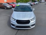 Used 2022 Chrysler Pacifica Limited w/ Uconnect Theater Family Group image 2
