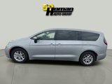 Used 2023 Chrysler Pacifica Touring-L image 2