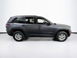 Used 2023 Jeep Grand Cherokee Laredo image 4