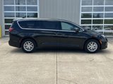 Used 2025 Chrysler Pacifica Select image 2