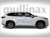 Used 2024 Toyota Highlander LE image 3