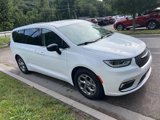 Used 2024 Chrysler Pacifica Limited image 3
