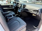 New 2025 Chrysler Pacifica Select image 3