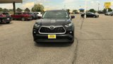 Used 2025 Toyota Highlander XLE image 3