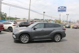Used 2024 Toyota Highlander Platinum image 2