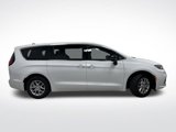 New 2025 Chrysler Pacifica Select image 2