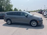 Used 2025 Chrysler Pacifica Select image 2