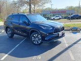Used 2023 Toyota Highlander XLE image 2
