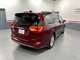 Used 2017 Chrysler Pacifica Limited image 3
