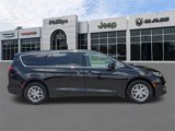 Used 2024 Chrysler Pacifica Touring-L image 2