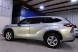 Used 2022 Toyota Highlander LE image 2