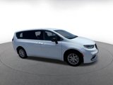Used 2024 Chrysler Pacifica Touring-L image 2