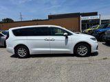 Used 2023 Chrysler Pacifica Touring-L image 2