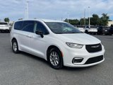 Used 2024 Chrysler Pacifica Touring-L image 2