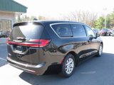 Used 2023 Chrysler Pacifica Touring-L image 4