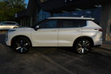 New 2025 Mitsubishi Outlander SE image 2