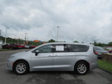 Used 2023 Chrysler Pacifica Touring-L image 6