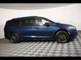 Used 2021 Chrysler Pacifica Touring-L w/ Uconnect Theater Family Group image 2