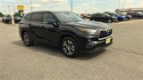 Used 2025 Toyota Highlander XLE image 2