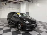 Used 2022 Chrysler Pacifica Touring-L w/ Uconnect Theater Family Group image 2