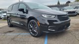 Used 2024 Chrysler Pacifica Limited w/ Uconnect Theater Family Group image 2