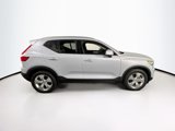 Used 2022 Volvo XC40 T5 Momentum image 4