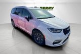 Used 2023 Chrysler Pacifica Pinnacle image 2