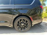 Used 2021 Chrysler Pacifica Touring-L image 5
