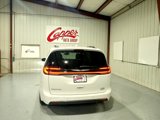 Used 2022 Chrysler Pacifica Touring-L image 4