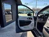 Used 2022 Chrysler Pacifica Limited image 6