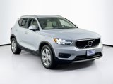 Used 2022 Volvo XC40 T5 Momentum image 3