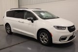 Used 2023 Chrysler Pacifica Limited image 2