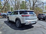 New 2025 Nissan Pathfinder SL image 3