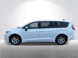 Used 2023 Chrysler Pacifica Touring-L image 3
