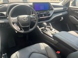 New 2025 Toyota Highlander Platinum image 2