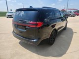 Used 2025 Chrysler Pacifica Limited image 3