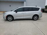 Used 2024 Chrysler Pacifica Touring-L image 2