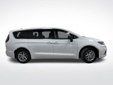 New 2025 Chrysler Pacifica Select image 2