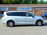 Used 2023 Chrysler Pacifica Touring-L image 4