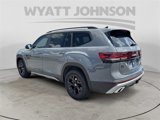 New 2025 Volkswagen Atlas Peak Edition SE image 3